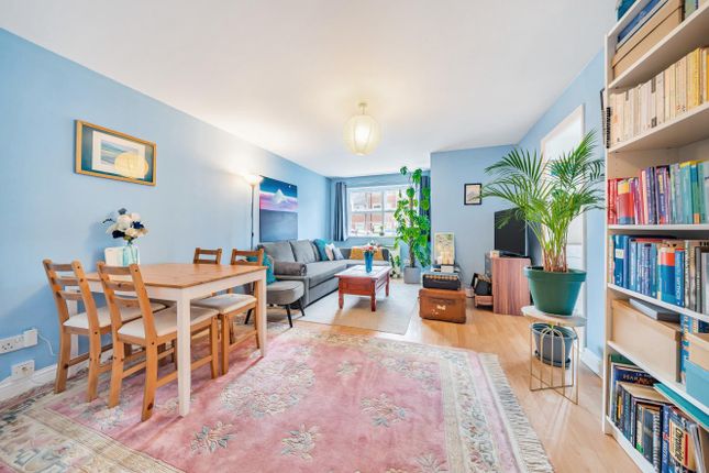 Massingberd Way, Tooting, London, SW17 2 bed flat for sale