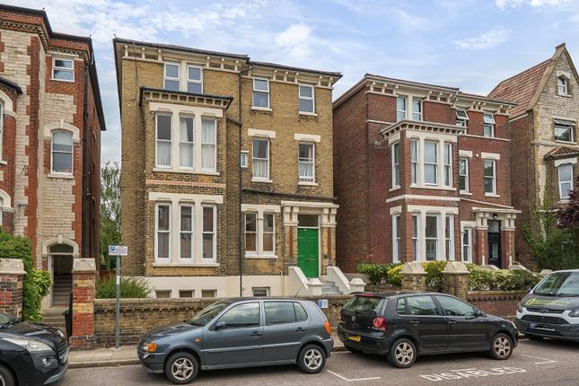3 bedroom flat for sale