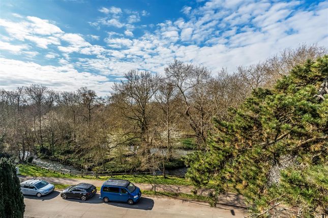 BRIDGE COURT, LEATHERHEAD, KT22 2 bed apartment for sale
