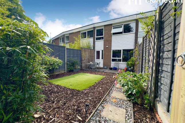 April Close, Horsham 2 bed terraced house for sale
