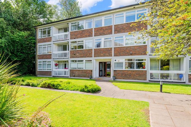 Station Approach, Tadworth 2 bed apartment for sale