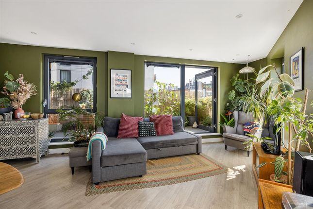3 bedroom flat for sale