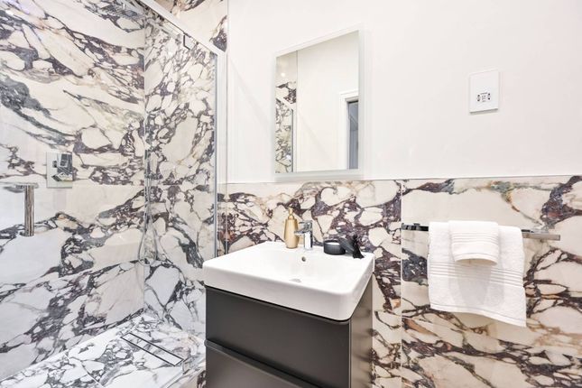 86 Horseferry Road, Pimlico, SW1P 3 bed flat for sale