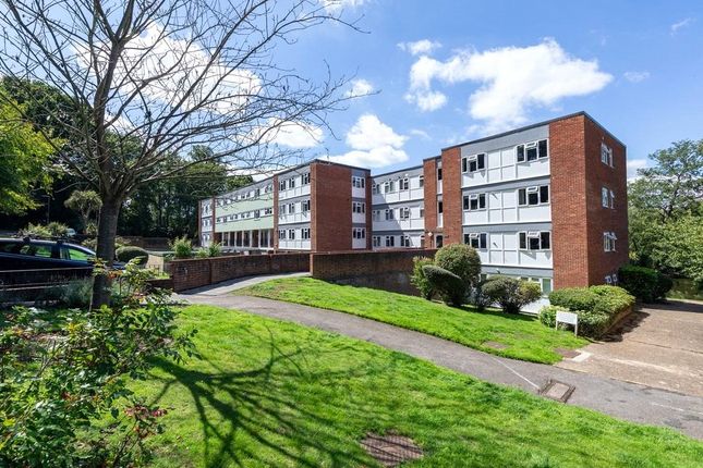 Berkeley Court, Weybridge, Surrey, KT13 2 bed flat for sale