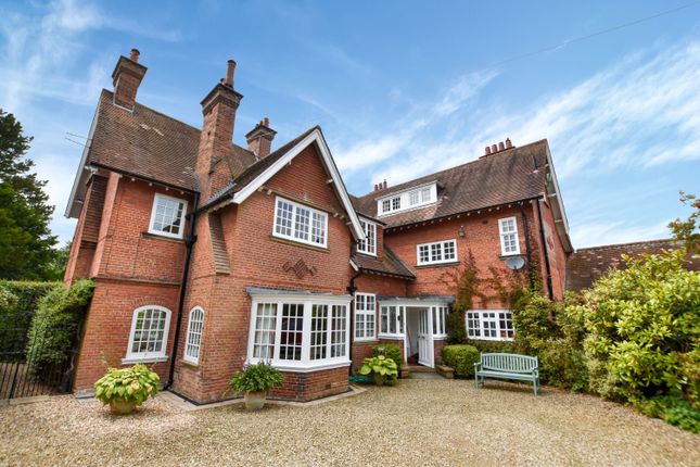 6 bed detached house