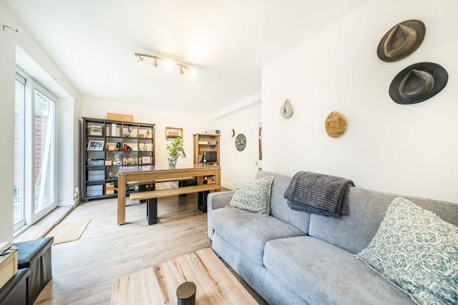 Borrodaile Road, London SW18 3 bed flat for sale