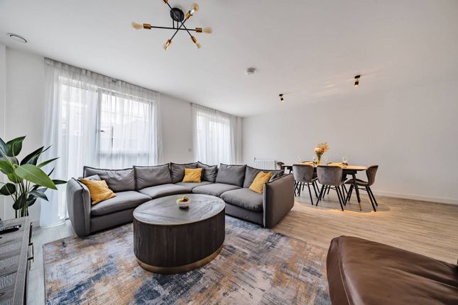 Castle Street, Upton Park, London, E13 3 bed maisonette for sale