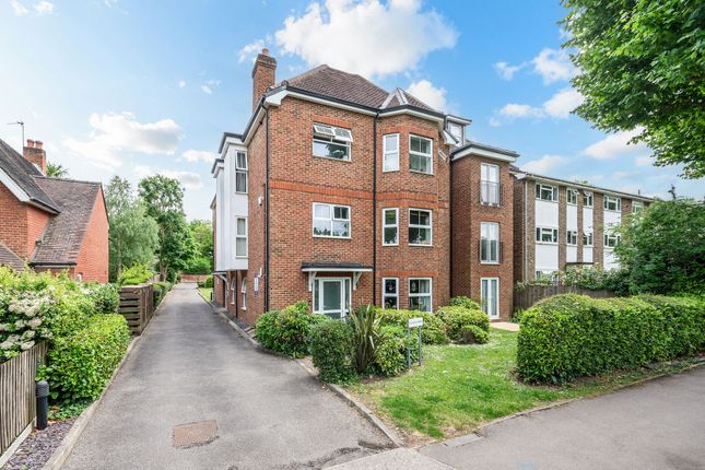 Lovelace Gardens, Surbiton KT6 2 bed apartment for sale