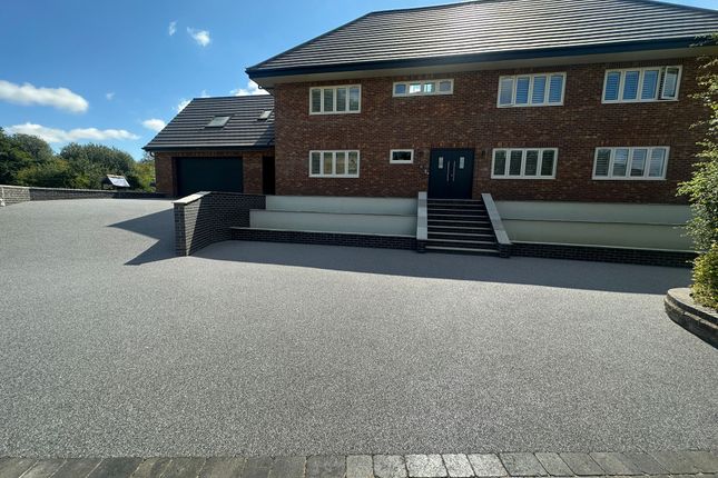 5 bed detached house