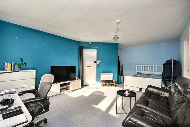 Studio flat for sale