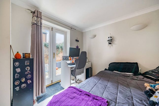 Woodbridge Road, Guildford, GU1 2 bed flat for sale
