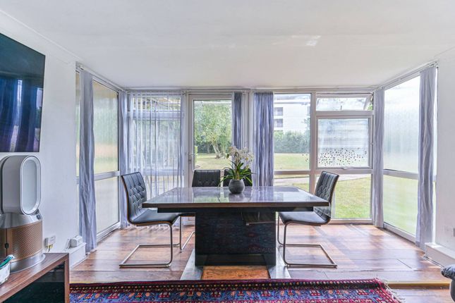 Horne House, Woolwich, London, SE18 3 bed flat for sale