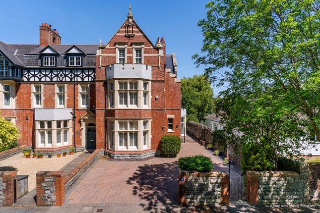 6 bed semi-detached house