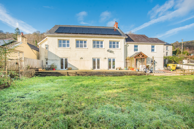 5 bed detached house