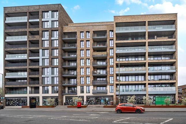 Staines,  Surrey,  TW18 2 bed flat for sale