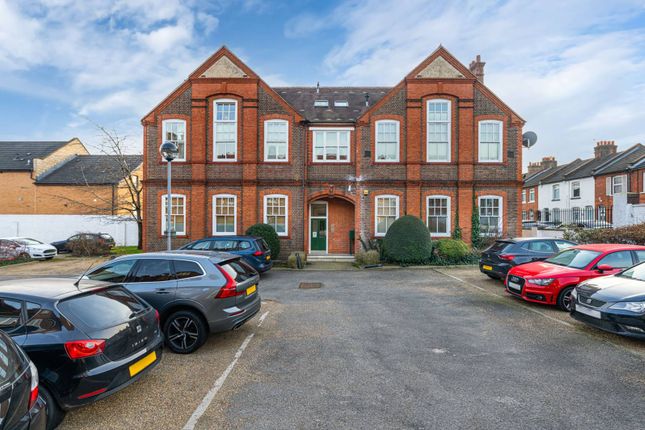Gammons Lane, Watford, WD24 3 bed flat for sale