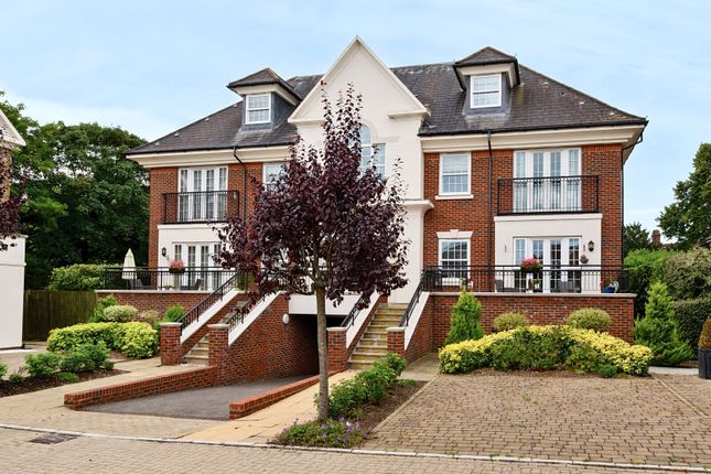 White Lion Gate, Cobham, KT11 2 bed penthouse for sale