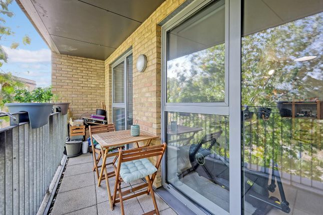 Chesworth Court, Stepney Green 2 bed apartment for sale