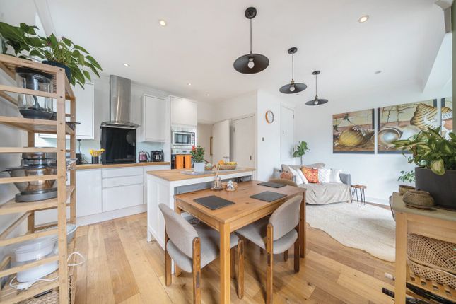 Bryan Road, Surrey Quays, London, SE16 3 bed flat for sale