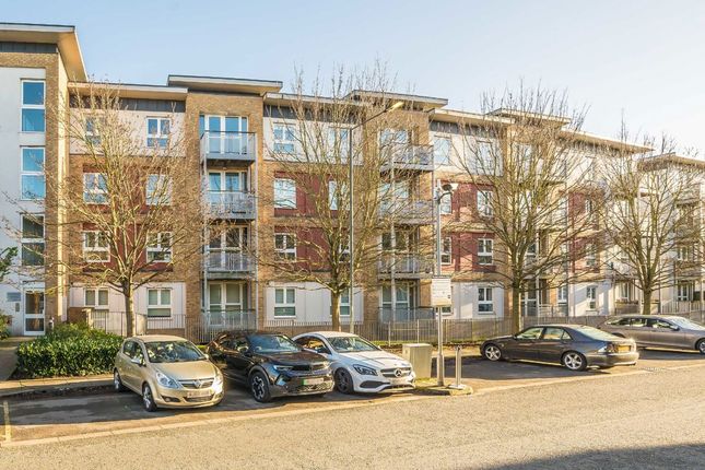 Langhorn Drive, Twickenham TW2 2 bed flat for sale