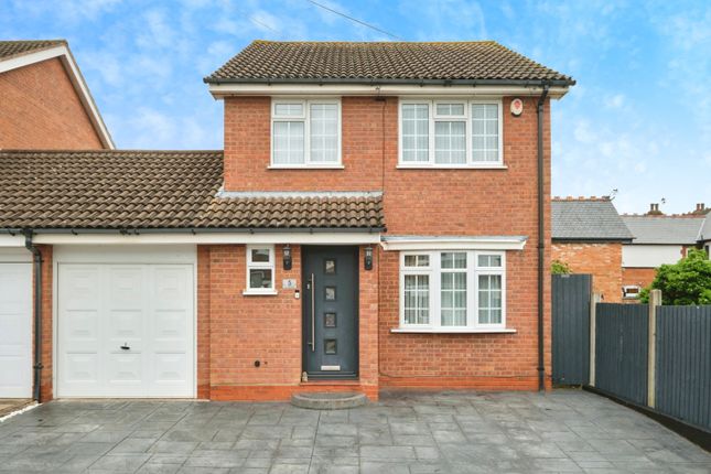 3 bedroom link detached house for sale