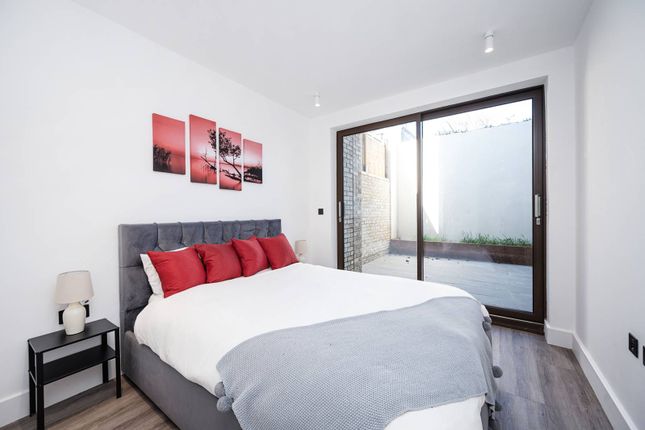 Michigan Avenue, Manor Park E12 2 bed flat for sale