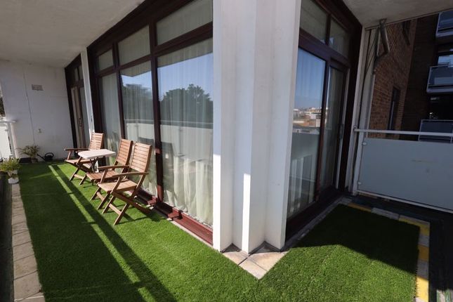 3 bedroom flat for sale