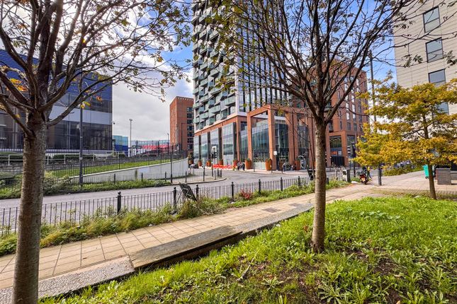 Portal Way, London, W3 2 bed apartment for sale