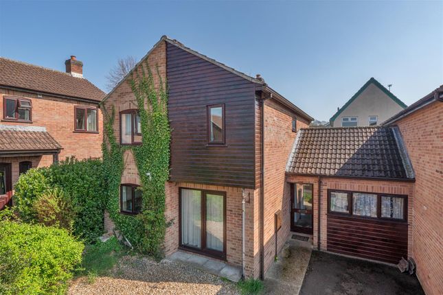 4 bedroom link detached house for sale
