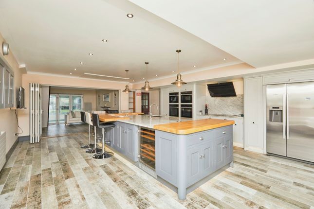 5 bed detached house