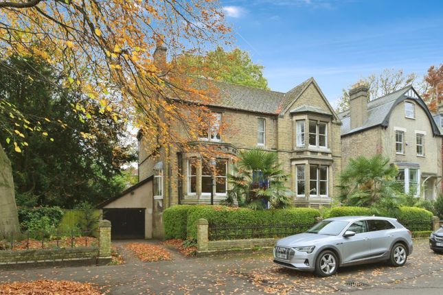 5 bed detached house