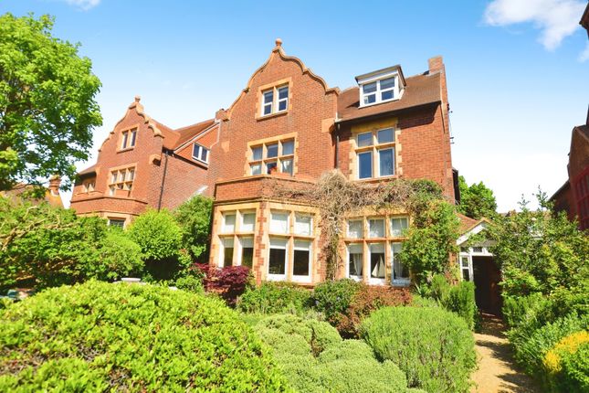 3 bedroom flat for sale