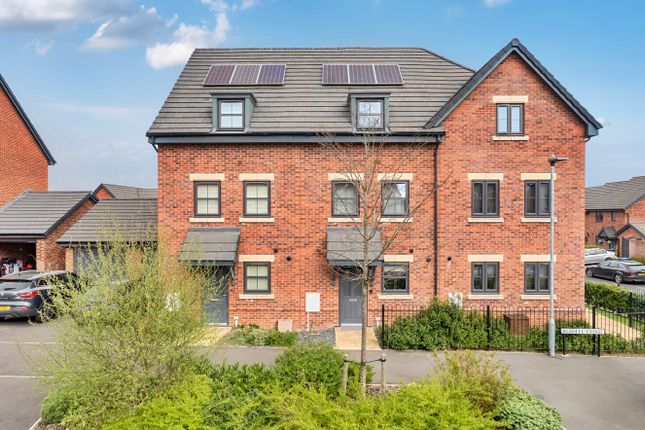 Russell Chase, Bracknell RG42 4 bed terraced house for sale