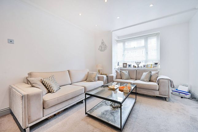 Mackenzie Close, White City, London, W12 3 bed flat for sale