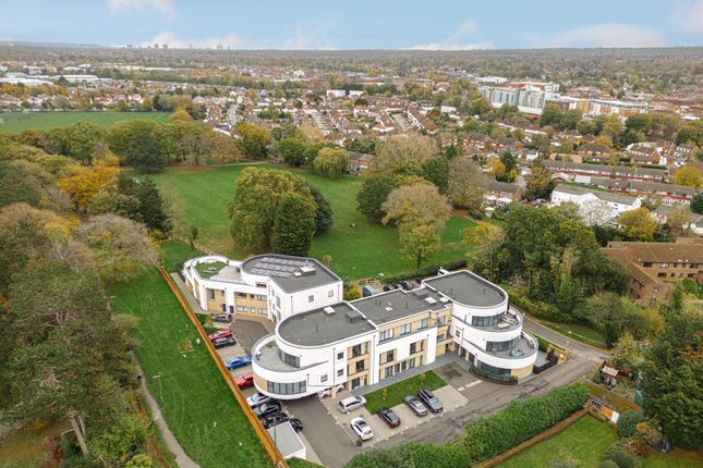 Court Lane, Epsom 2 bed flat for sale