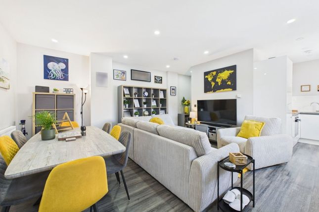 Gardiner Place, Worthing, BN11 2 bed apartment for sale