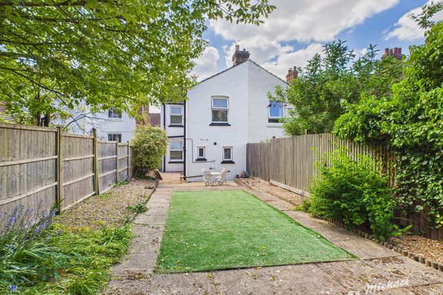 Manor Road, Aylesbury, Buckinghamshire 3 bed semi