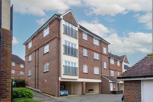 Highbank, Haywards Heath 2 bed flat for sale