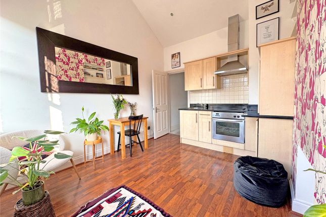 High Street, Teddington, TW11 1 bed apartment for sale