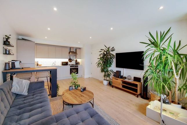 Buckingham Parade, Stanmore... 1 bed flat for sale