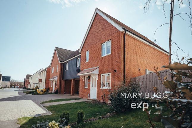 Foxglove Avenue, Chelmsford CM1 3 bed link detached house for sale