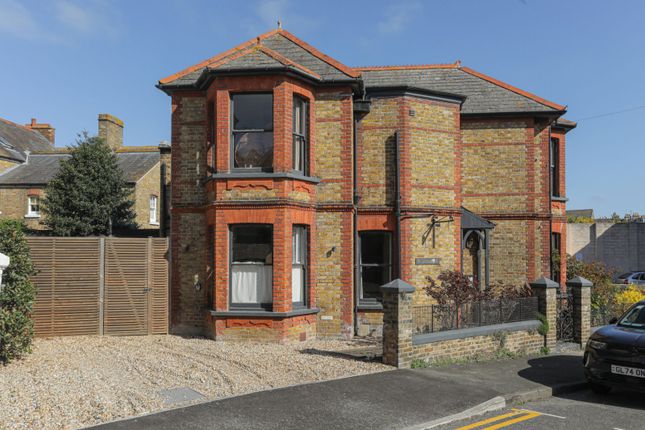 Wrotham Road, Broadstairs, Kent, CT10 3 bed detached house for sale