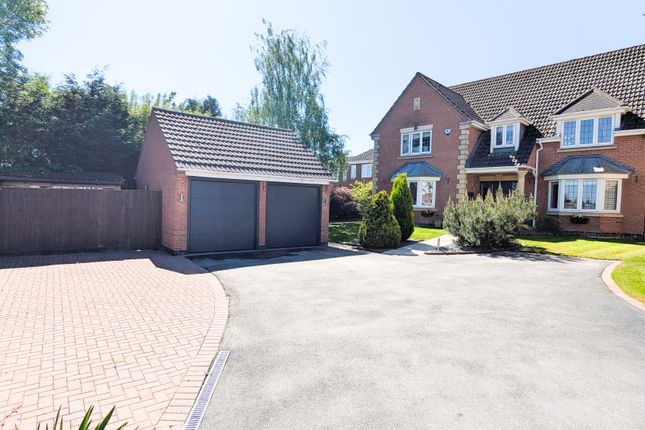 5 bed detached house