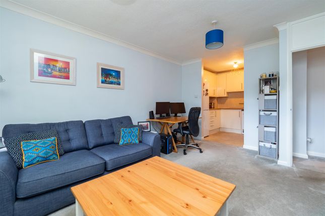 Benhill Wood Road, Sutton 1 bed apartment for sale