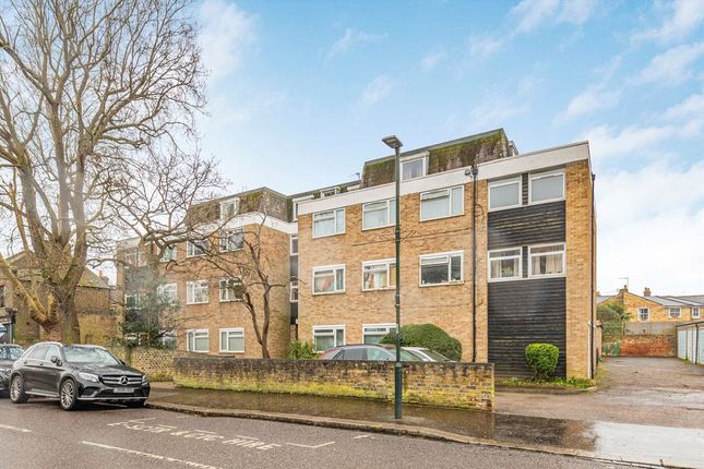 Station Road, Hampton TW12 2 bed flat for sale