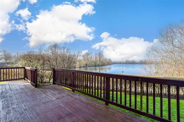 Perch Close, Larkfield, Aylesford, Kent 2 bed ground floor flat for sale