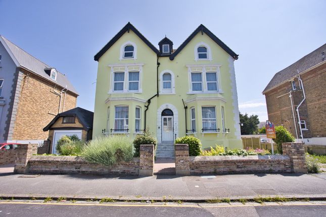 Manor Road, Folkestone, CT20 2 bed flat for sale