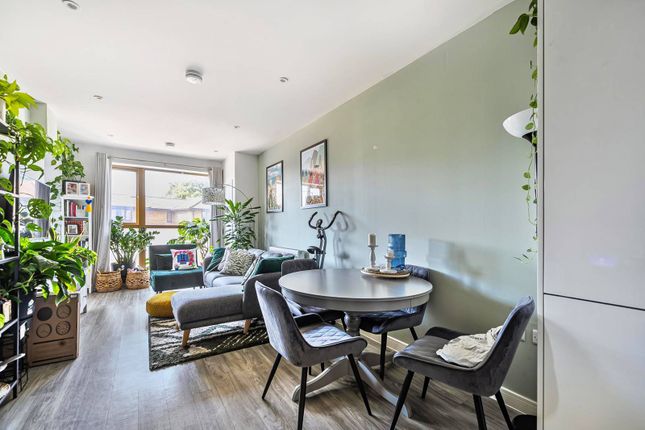 Streatham Road, Mitcham, MITCHAM, CR4 1 bed flat for sale