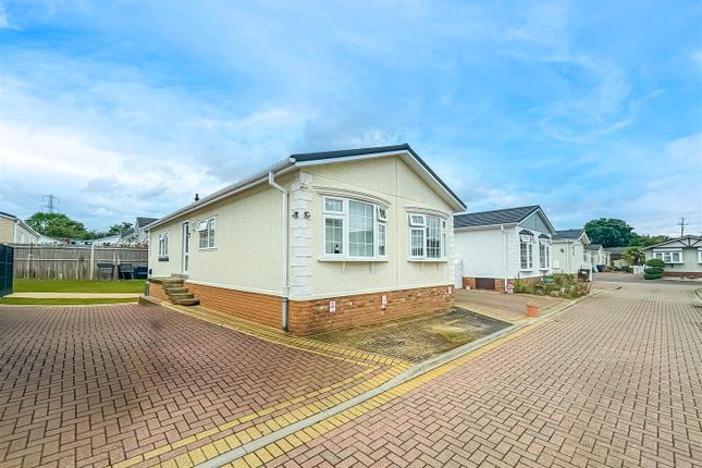 Palm Court, Wickford SS11 2 bed mobile home for sale
