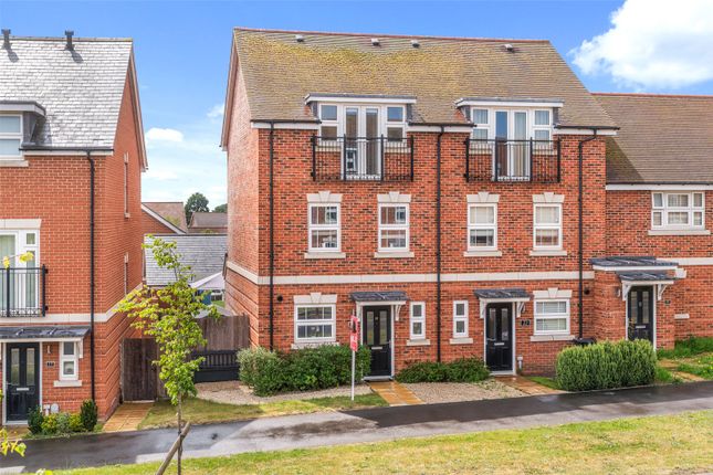 Oak Avenue, Berkshire RG40 3 bed end of terrace house for sale